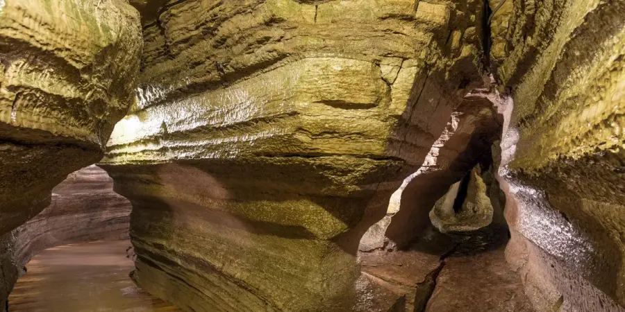 Brown and reddish rock in underground cave